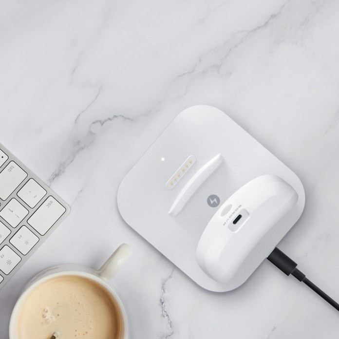 Biurko z leżącą na nim stacją&nbsp;ładującą&nbsp;BoboVR BD